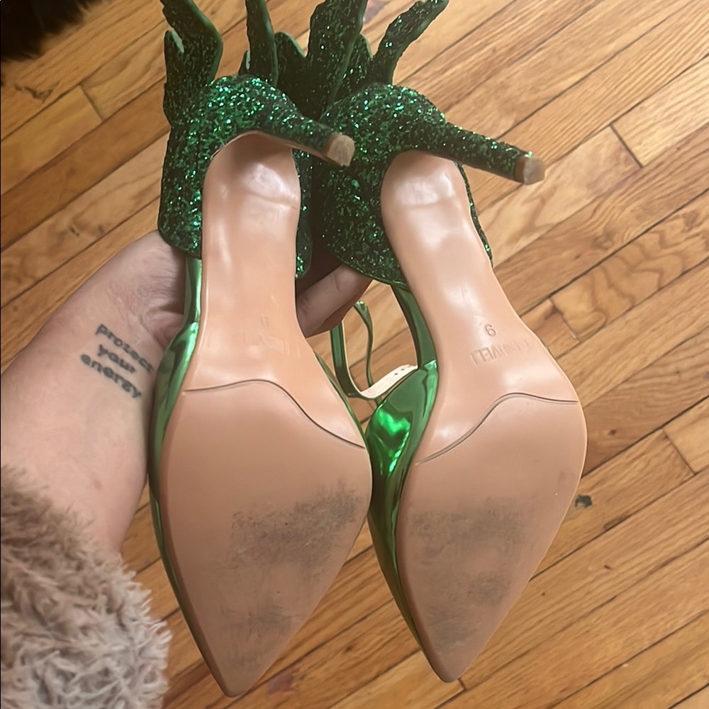 Elegant Green High Heels with Pointed Toe and Decorative Leaf Design - Picture 3 of 8